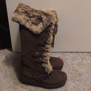 Brown winter boots with the fur